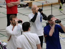 Blick durchs Fernglas