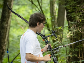 Visier kontrollieren bei der Deutschen Meisterschaft Feldbogen