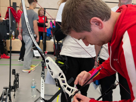 Michael Brunhuber repariert Rebeccas Bogen