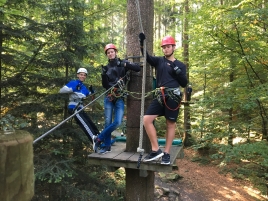 Gruppenbild auf dem Baum Kletterwald Bogenschützen TSV Natternberg