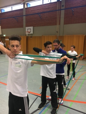 Ergoldinger-Nikolausturnier-2017-Aufwarmen_mit_thera_band_1