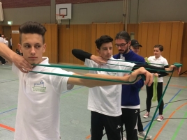 Ergoldinger-Nikolausturnier-2017-Aufwarmen_mit_thera_band_1