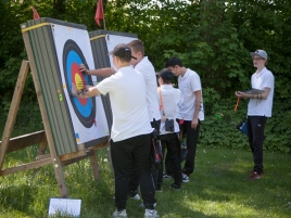 Vereinsmeisterschaft-im-Freien-2018-Pfeile-holen
